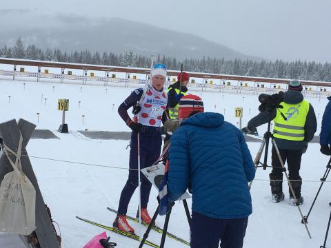 Henrik Kraft får anviserhjelp fra Asgeir Lorås. Henrik kom på 3. plass på Sprint i klassen Menn 18